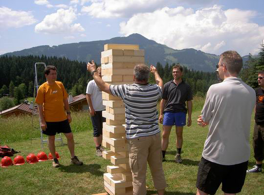 Für kluge Köpfe: aus Holzstücken wird ein Turm gebaut, das ist der Beginn der Aktivität.